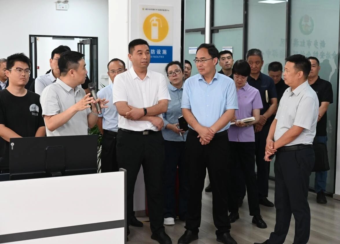 县委书记魏海晓带队到红旗区综治中心考察学习